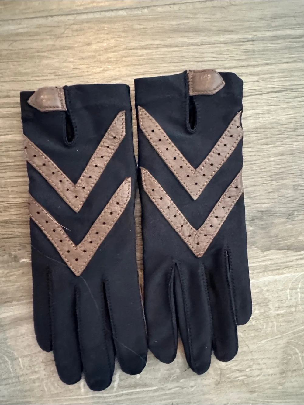 Isotoner One Size stretch gloves